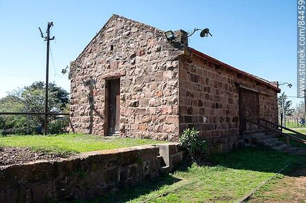 Estación de ferrocarril Zanja Honda de Tomás Gomensoro. Galpón de carga - Departamento de Artigas - URUGUAY. Foto No. 84459