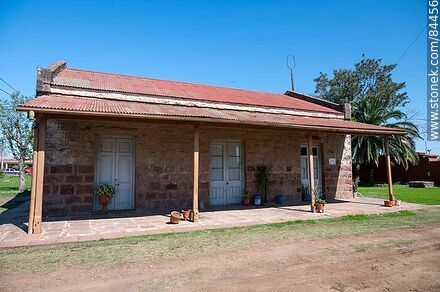 Estación de ferrocarril Zanja Honda de Tomás Gomensoro - Departamento de Artigas - URUGUAY. Foto No. 84456
