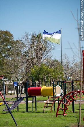 Juegos infantiles en la Plaza de la Madre. Bandera de Tomás Gomensoro - Departamento de Artigas - URUGUAY. Foto No. 84445