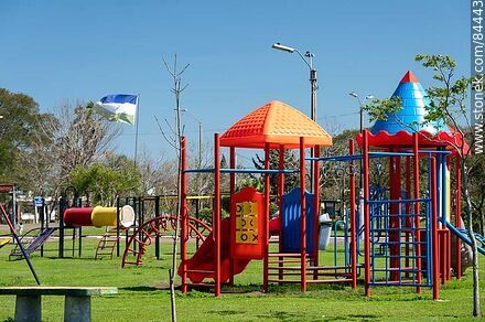 Juegos infantiles en la Plaza de la Madre. Bandera de Tomás Gomensoro - Departamento de Artigas - URUGUAY. Foto No. 84443