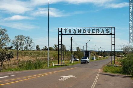 Letrero de Tranqueras en la entrada del pueblo - Departamento de Rivera - URUGUAY. Foto No. 84477