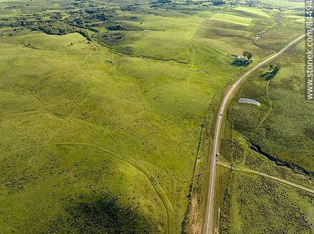 Vista aérea de la ruta 29 y la superficie ondulada del terreno - Departamento de Rivera - URUGUAY. Foto No. 84494