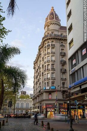 Palacio Montero en la Avenida 18 de Julio - Departamento de Montevideo - URUGUAY. Foto No. 84505