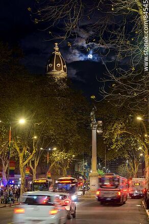 La plaza Cagancha en la noche, estatua de la Libertad, palacio Montero frente a la luna llena - Departamento de Montevideo - URUGUAY. Foto No. 84545