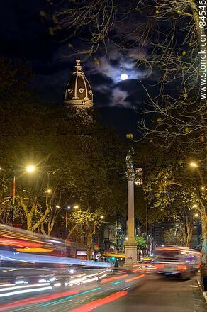 La plaza Cagancha en la noche, estatua de la Libertad, palacio Montero frente a la luna llena - Departamento de Montevideo - URUGUAY. Foto No. 84546