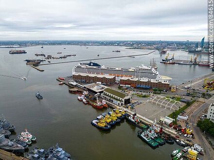 Vista aérea del puerto de Montevideo y el crucero MSC Poesia - Departamento de Montevideo - URUGUAY. Foto No. 84615