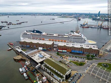 Vista aérea del puerto de Montevideo y el crucero MSC Poesia - Departamento de Montevideo - URUGUAY. Foto No. 84616