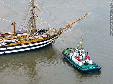 Aerial view of one of the tugboats maneuvering with the training ship Amerigo Vespucci. - Department of Montevideo - URUGUAY. Photo #84625
