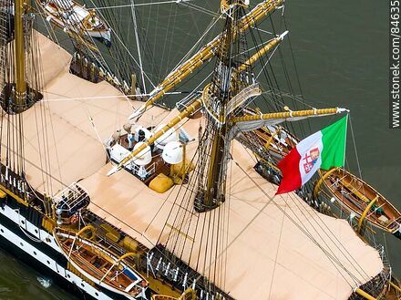 Vista aérea del buque escuela Amerigo Vespucci con la bandera italiana ondeando - Departamento de Montevideo - URUGUAY. Foto No. 84635
