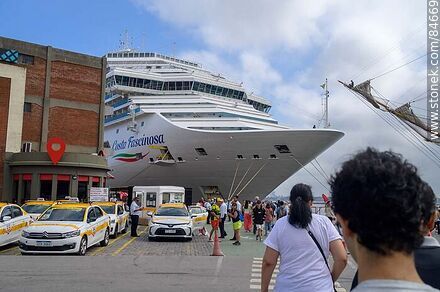 Turistas del crucero Costa Fascinosa - Departamento de Montevideo - URUGUAY. Foto No. 84669