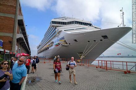 Turistas del crucero Costa Fascinosa - Departamento de Montevideo - URUGUAY. Foto No. 84670
