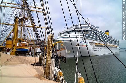 Desde la cubierta del buque escuela Amerigo Vespucci con vista al crucero Costa Fascinosa - Departamento de Montevideo - URUGUAY. Foto No. 84703