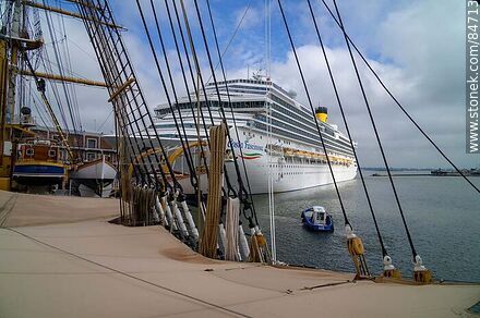 Buques italianos, escuela y velero Amerigo Vespucci y el crucero Costa Fascinosa - Departamento de Montevideo - URUGUAY. Foto No. 84713