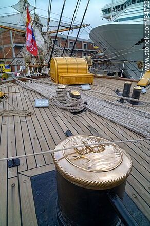 Deck of the Italian training ship and sailing ship Amerigo Vespucci - Department of Montevideo - URUGUAY. Photo #84723