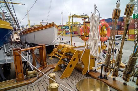 Cubierta del buque escuela y velero italiano Amerigo Vespucci - Departamento de Montevideo - URUGUAY. Foto No. 84728