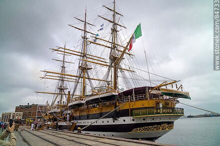 Popa del buque escuela y velero italiano Amerigo Vespucci en Montevideo - Departamento de Montevideo - URUGUAY. Foto No. 84733