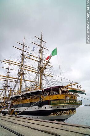 Popa del buque escuela y velero italiano Amerigo Vespucci en Montevideo - Departamento de Montevideo - URUGUAY. Foto No. 84736