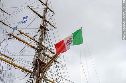Bandera italiana flamenado en el Buque escuela y velero italiano Amerigo Vespucci en Montevideo - Departamento de Montevideo - URUGUAY. Foto No. 84739