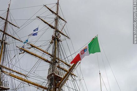 Bandera italiana flamenado en el Buque escuela y velero italiano Amerigo Vespucci en Montevideo - Departamento de Montevideo - URUGUAY. Foto No. 84740