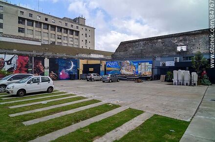 Estacionamiento del Museo del Carnaval - Departamento de Montevideo - URUGUAY. Foto No. 84767