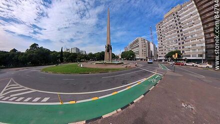 El Obelisco a los Constituyentes en Bulevar Artigas, Av. 18 de Julio y Av. Luis Morquio - Departamento de Montevideo - URUGUAY. Foto No. 84794