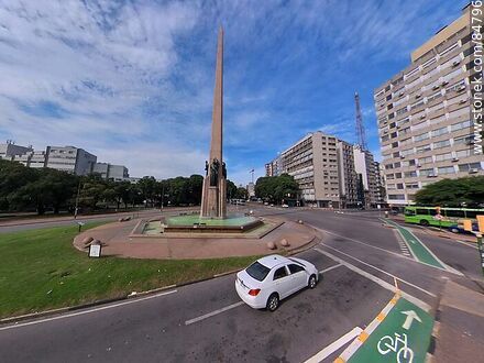 El Obelisco a los Constituyentes en Bulevar Artigas, Av. 18 de Julio y Av. Luis Morquio - Departamento de Montevideo - URUGUAY. Foto No. 84796