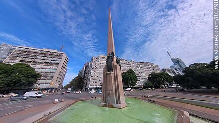 El Obelisco a los Constituyentes en Bulevar Artigas, Av. 18 de Julio y Av. Luis Morquio - Departamento de Montevideo - URUGUAY. Foto No. 84798