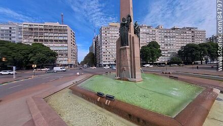 El Obelisco a los Constituyentes en Bulevar Artigas, Av. 18 de Julio y Av. Luis Morquio - Departamento de Montevideo - URUGUAY. Foto No. 84797