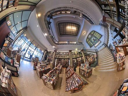 Vista en angulo muy abierto del la librería Puro Verso ex óptica Pablo Ferrando - Departamento de Montevideo - URUGUAY. Foto No. 84802
