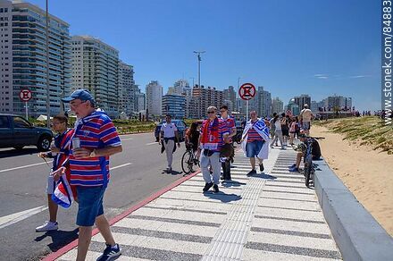 Hinchadas de Fortaleza y Liga Universitaria de Quito previo a la final de la Copa .Sudamericana 2023 - Punta del Este y balnearios cercanos - URUGUAY. Foto No. 84883