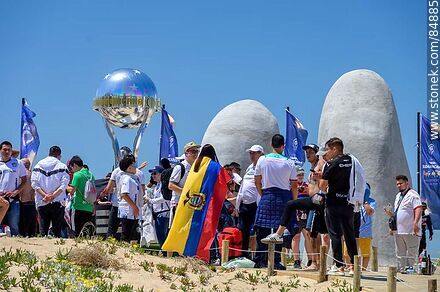 Hinchadas de Fortaleza y Liga Universitaria de Quito previo a la final de la Copa .Sudamericana 2023 - Punta del Este y balnearios cercanos - URUGUAY. Foto No. 84885