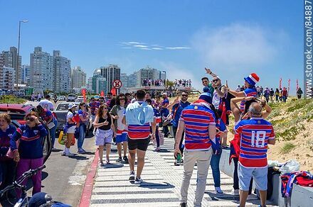 Hinchadas de Fortaleza y Liga Universitaria de Quito previo a la final de la Copa .Sudamericana 2023 - Punta del Este y balnearios cercanos - URUGUAY. Foto No. 84887