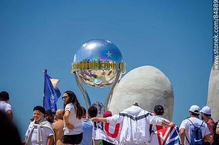 Hinchadas de Fortaleza y Liga Universitaria de Quito previo a la final de la Copa .Sudamericana 2023 - Punta del Este y balnearios cercanos - URUGUAY. Foto No. 84889