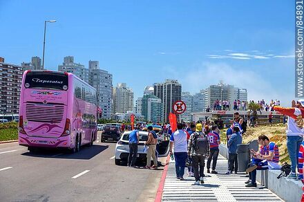 Hinchadas de Fortaleza y Liga Universitaria de Quito previo a la final de la Copa .Sudamericana 2023 - Punta del Este y balnearios cercanos - URUGUAY. Foto No. 84891