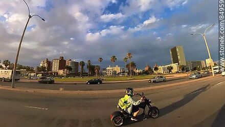Motociclista circulando en la rambla Sur - Departamento de Montevideo - URUGUAY. Foto No. 84959
