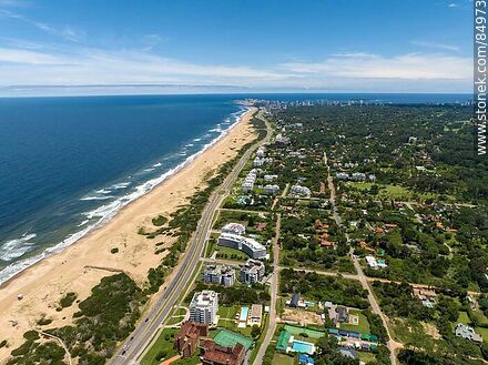 Vista aérea de la rambla Lorenzo Batlle Pacheco - Punta del Este y balnearios cercanos - URUGUAY. Foto No. 84973