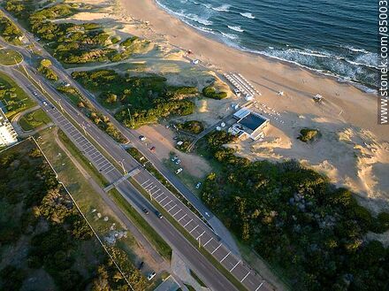 Vista aérea de la rambla y playa Brava en la Parada 30 - Punta del Este y balnearios cercanos - URUGUAY. Foto No. 85003