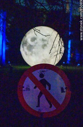 Prohibido caminar hacia la luna - Departamento de Montevideo - URUGUAY. Foto No. 85089