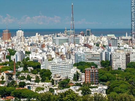 Vista aérea de edificios de la ciudad de Montevideo. Antena del canal 4, Hospital Pereira Rossell - Departamento de Montevideo - URUGUAY. Foto No. 85366