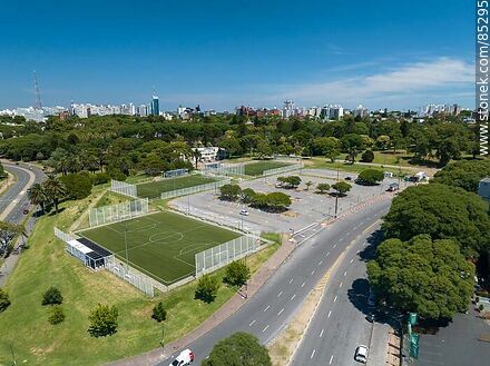 Vista aérea frente a la tribuna América del Estadio Centenario. Estacionamiento y canchas cercadas - Departamento de Montevideo - URUGUAY. Foto No. 85295
