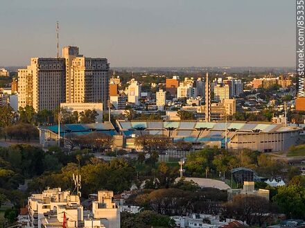 Vista aérea del estadio Centenario y el Hospital de Clínicas al atardecer - Departamento de Montevideo - URUGUAY. Foto No. 85335