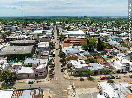 Vista aérea de la calle Luis Alberto de Herrera - Departamento de Artigas - URUGUAY. Foto No. 85411