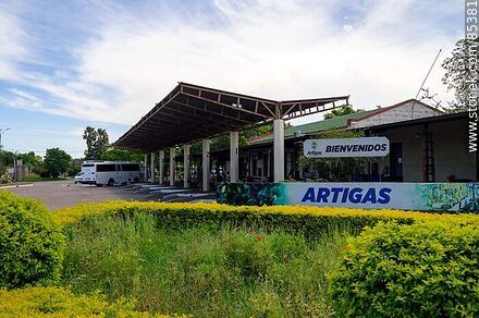 Terminal de ómnibus de Artigas emplazada en la antigua estación de ferrocarril - Departamento de Artigas - URUGUAY. Foto No. 85381
