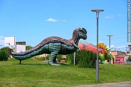 Dinosaurios en la plaza de los Niños - Departamento de Artigas - URUGUAY. Foto No. 85415