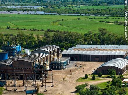 Vista aérea de las plantas de ALUR y Calnu - Departamento de Artigas - URUGUAY. Foto No. 85496