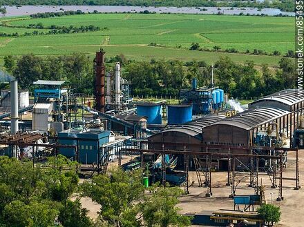 Vista aérea de las plantas de ALUR y Calnu - Departamento de Artigas - URUGUAY. Foto No. 85495