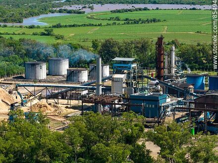Vista aérea de las plantas de ALUR y Calnu - Departamento de Artigas - URUGUAY. Foto No. 85494