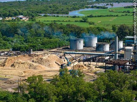 Vista aérea de las plantas de ALUR y Calnu - Departamento de Artigas - URUGUAY. Foto No. 85492
