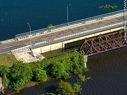 Vista aérea de la cabecera uruguaya de los puentes en ruta 3 sobre el río Cuareim - Departamento de Artigas - URUGUAY. Foto No. 85665