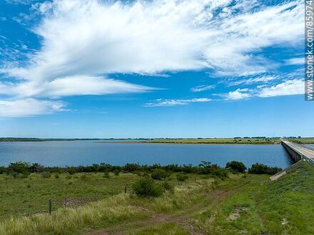 Vista aérea del puente carretero en ruta 3 sobre el río Arapey - Departamento de Salto - URUGUAY. Foto No. 85974